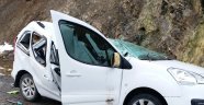 Dağdan kopan kaya aracı biçti: 1 yaralı