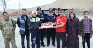 Darendeli kapıcıdan Mehmetçik ve polise pastalı destek