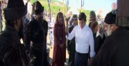 Davutoğlu'ndan 'Diriliş Ertuğrul'a sürpriz ziyaret!