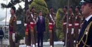 Davutoğlu, Pakistan'da resmi törenle karşılandı