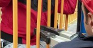 Demir korkuluğa sıkışan çocuğu itfaiye kurtardı