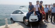 Denize düşmekte olan otomobile Türk usulü kurtarma