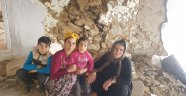 Depremin yıktığı evde yaşamaya devam ediyorlar