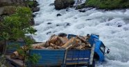 Dereye uçan kamyondan kendi imkanlarıyla kurtuldu
