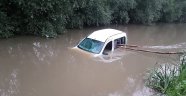 Dereye uçan otomobilini bırakıp apar topar işine gitti
