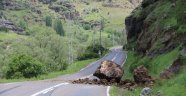 Dev kaya karayoluna düştü