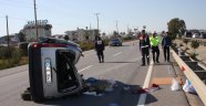Devrilen araç çelik bariyerlere çarparak durabildi: 2 yaralı