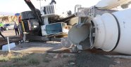 Devrilen beton mikserini kaldırmaya gelen kurtarıcı devrildi: 1 yaralı
