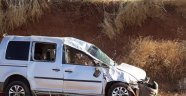 Devrilen hafif ticari araçtaki 7 kişi yaralandı