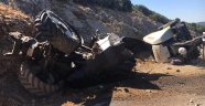 Devrilen traktör ortadan ikiye bölündü