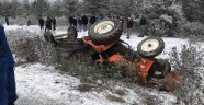 Devrilen traktörün altında can verdi