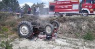Devrilen traktörün altında kalan sürücü ağır yaralandı