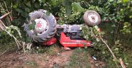 Devrilen traktörün altında kalan sürücü hayatını kaybetti