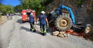 Devrilen traktörün altında kalan sürücü yaralandı