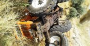 Devrilen traktörün sürücüsü öldü