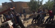 Devrilmek üzere olan traktörü halatla kurtardılar