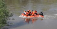 Dicle Nehri'nin ortasında mahsur kalan 7 çocuğu ekipler kurtardı