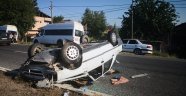 Direksiyon hakimiyetini kaybeden otomobil takla attı 2 yaralı