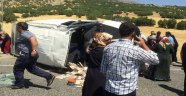 Diyarbakır'da inşaat malzemeleri taşıyan minibüs devrildi: 1'i ağır 7 yaralı