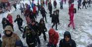 Doğanşehir'de kar yağışı çocukları sevindirdi