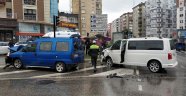 Dolmuş ile panelvan minibüs çarpıştı: 6 yaralı