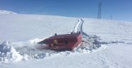 Donan barajda buz kırıldı, paletli araç suya gömüldü