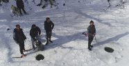 Donan ırmakta balta ile buzu kırıp balık avladılar