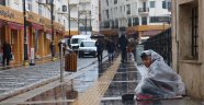 Dondurucu soğukta naylona sarılıp ısınmaya çalıştı