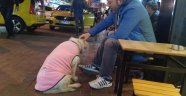 Donmak üzere olan köpeğe esnaftan şefkat eli