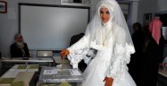 Düğünden önce sandığa gitti