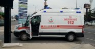 Duramayınca ambulansa çarptı