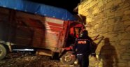 Duvara çarpan kamyonda sıkışan 2 kişi yaralandı