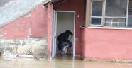 Düzce'de heyelan yolu kapattı evleri su bastı