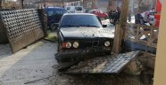 Düzce'de meydana gelen kazada otomobil evin bahçesine girdi