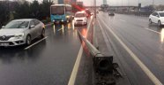 E-5'te rüzgar aydınlatma direğini devirdi