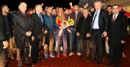 E. Yeni Malatyasporlu taraftarlardan Gürkan'a sevgi seli