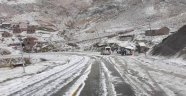 Eğribel Geçidi dolu yağışıyla beyaza büründü