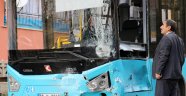 Ehliyetsiz sürücünün kullandığı otomobil, halk otobüsüne çarptı