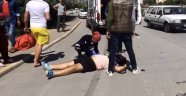 Ehliyetsiz sürücünün kullandığı otomobil motosiklete çarptı: 2 yaralı