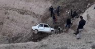 El freni çekilmeyen otomobil şarampole yuvarlandı