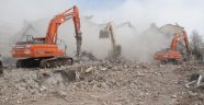 Elazığ'da ağır hasarlı yapıların yıkımı sürüyor
