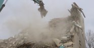 Elazığ'da depremde hasar gören binalar yıkılıyor