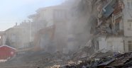 Elazığ'da depremde hasar gören bina çöktü