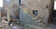 Elazığ'da hasarlı kerpiç evin balkonu yıkıldı: 1 ölü