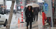 Elazığ'da kent merkezine mevsimin ilk karı yağdı