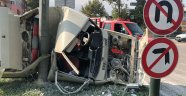 Elektrik direğine çarpan otomobil kağıt gibi yırtıldı