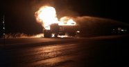 Elektrik trafosu yüklü kamyonet alev alev yandı