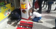 Elini oyuncak makinesine sıkıştırdı
