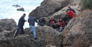 Emekli doktor denize düşen oltasını almak isterken boğuldu