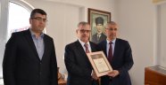 Emekliye ayrılan Önal'a şeref belgesi verildi